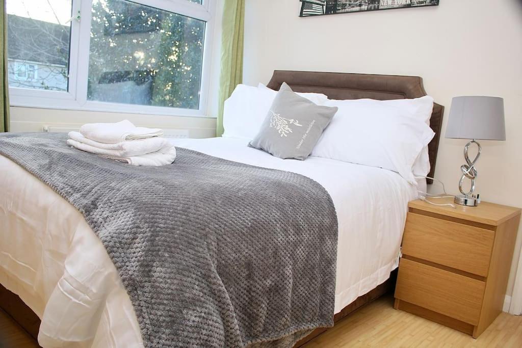 Contractor'S Haven- 4-Bedroom House With Free Parking, Super Fast Wifi, Fran Properties In Aylesbury, Pets Are Welcome! Aylesbury  Eksteriør bilde