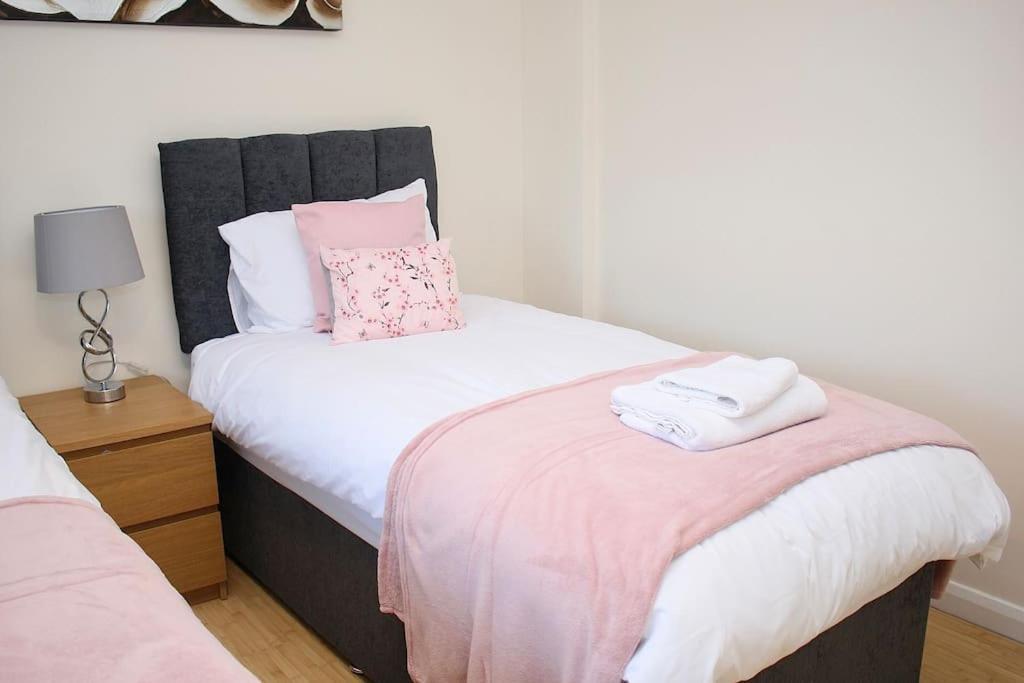 Contractor'S Haven- 4-Bedroom House With Free Parking, Super Fast Wifi, Fran Properties In Aylesbury, Pets Are Welcome! Aylesbury  Eksteriør bilde