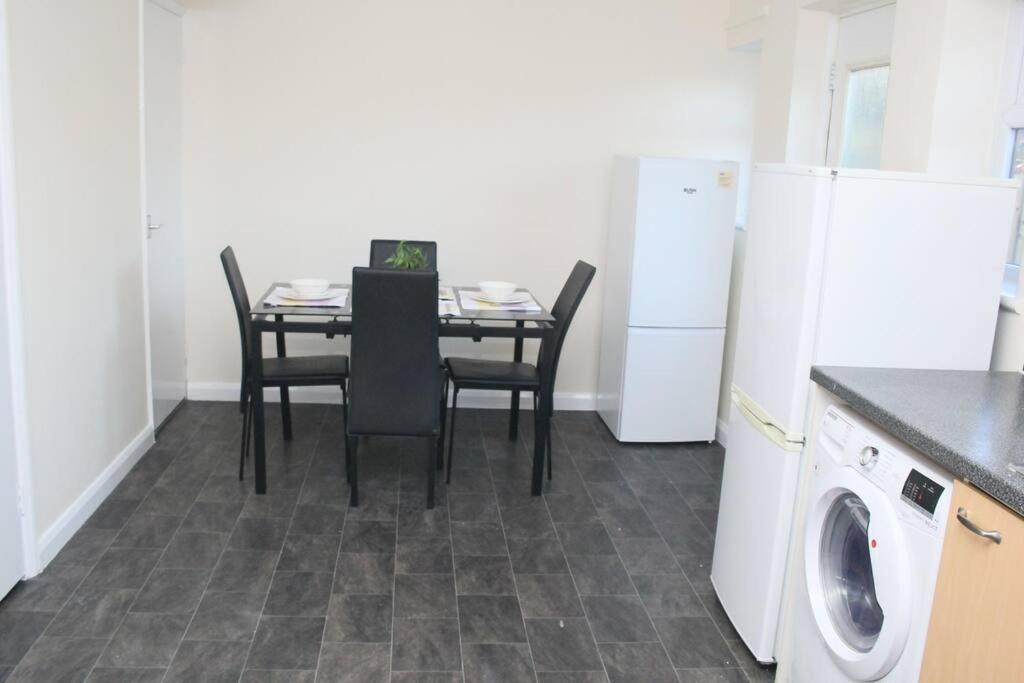 Contractor'S Haven- 4-Bedroom House With Free Parking, Super Fast Wifi, Fran Properties In Aylesbury, Pets Are Welcome! Aylesbury  Eksteriør bilde